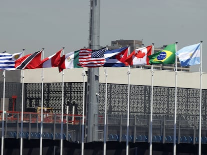 Las banderas de naciones participantes en los Juegos Panamericanos ondean en Santiago de Chile.