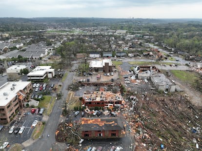 Vista aérea de los edificios dañados por el tornado en Little Rock, Arkansas, el 31 de marzo 2023.