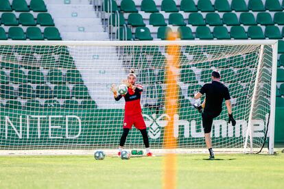 El guardameta San Román, en la vuelta del Elche a los entrenamientos hoy en el Martínez Valero