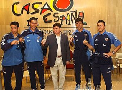 José Antoni Camacho, entre Raúl, Hierro, Nadal y Luis Enrique, durante su visita a Casa España.