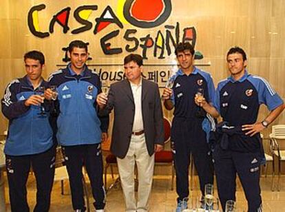 José Antoni Camacho, entre Raúl, Hierro, Nadal y Luis Enrique, durante su visita a Casa España.