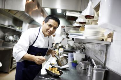 El chef Huber Mendoza en el restaurante peruano Astrid y Gastón. En la cocina prepara un plato con langostinos y quinoa. Una especie de cereal típica de esta región.