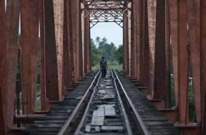 Un hombre camina sobre las v&iacute;as del tren en Arriaga (Chiapas).