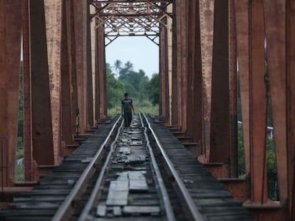 Um homem caminha sobre o trilho do trem em Arriaga (Chiapas).