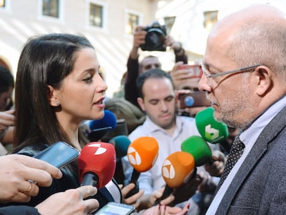 Inés Arrimadas y Francisco Igea, rivales en las primarias de Ciudadanos, conversan frente a las cámaras en Valladolid.