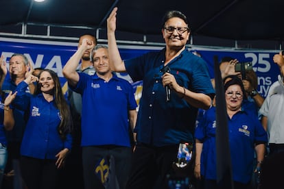 Fernando Villavicencio, se dirigie a sus simpatizantes durante un acto de campaña.