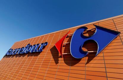 Un logo de Carrefour en Toulouse (Francia).