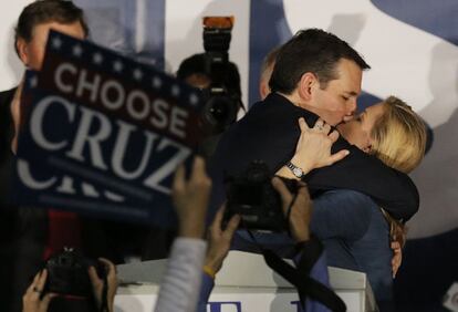 El candidato republicano Ted Cruz besa a su mujer, tras conocer los resultados en los caucus celebrados en Des Moines, en Iowa.