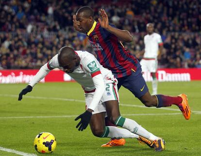 Adama Traore, que debutaba en el partido, pelea el balón ante Allan Nyom 