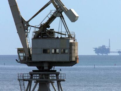 Imagen tomada en 2013 de la plataforma Castor vista desde el puerto de la cementera de Alcanar.