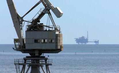 Imagen tomada en 2013 de la plataforma Castor vista desde el puerto de la cementera de Alcanar.