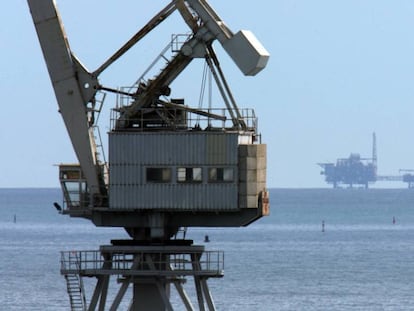 Imagen tomada en 2013 de la plataforma Castor vista desde el puerto de la cementera de Alcanar.