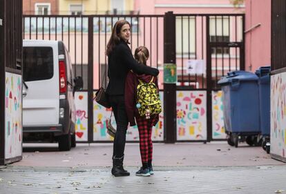 Clara Acu&ntilde;a junto a su hija Julia, enferma de diabetes.