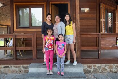 Joselyn Morales y sus cuatro hijas. Llegaron a España hace un mes desde El Salvador.