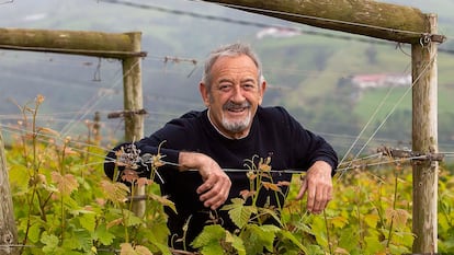 Karlos Arguiñano posa en el viñedo de su bodega K5, en Aia (Gipuzkoa), en abril de 2021.