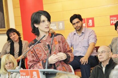 Pilar Sánchez Acera, en un encuentro con militantes.