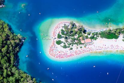 La lengua de arena de la playa de Oludeniz, cerca de la cual se puede explorar la cueva azul o el Valle de las Mariposas.