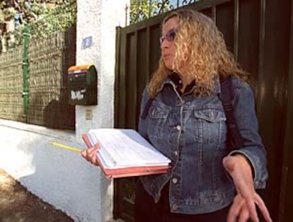 La agente censal Teresa Fernández Lemus, en Las Rozas (Madrid).