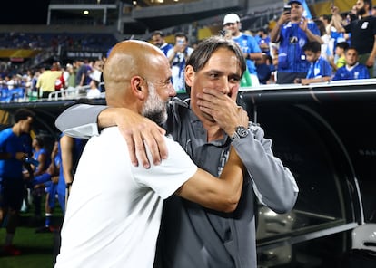 Pep Guardiola felicita a Simone Inzaghi tras caer derrotado el Manchester City ante el Al-Hilal saudí en los octavos de final del Mundial de Clubes.