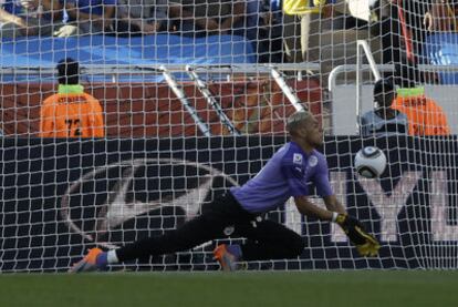 El portero argelino, Chaouchi, no logra detener el balón en el disparo que supuso el único gol del partido.