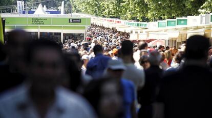 Miles de personas han disfrutado del buen tiempo durante su visita a la Feria del Libro de Madrid, el 31 de mayo de 2015.