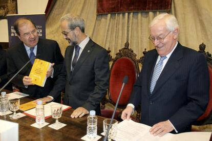 De izquierda a derecha, el presidente de la Junta de Castilla y León, Juan Vicente Herrera; el rector de la Universidad de Salamanca, Daniel Hernández, y el director de la RAE, Víctor García de la Concha.