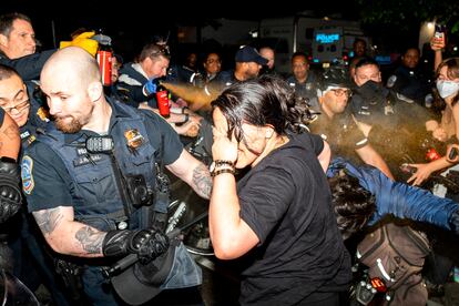 Agentes de policía rocían con espray pimienta a los estudiantes del campamento a favor de Palestina que ha sido desmantelado, este miércoles 8 de mayo en la Universidad George Washington.