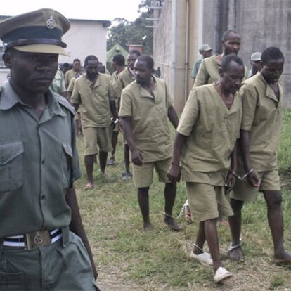 Presos del penal de máxima seguridad de Chikurbi, en las afueras de Harare, en julio de 2004.