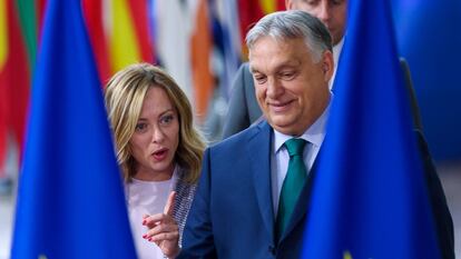 La primera ministra de Italia, Giorgia Meloni, y su homólogo húngaro, Viktor Orbán, este jueves en Bruselas.