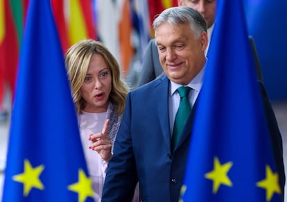 La primera ministra de Italia, Giorgia Meloni, y su homólogo húngaro, Viktor Orbán, este jueves en Bruselas.