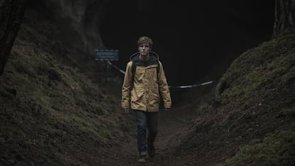 Uma das mais recentes produções do catálogo da própria Netflix, esta série de mistério é de origem alemã. Um jovem acaba de desaparecer em uma cidade, em um caso que se assemelha a outro dos anos oitenta. As coisas se complicam quando outra criança desaparece, e encontram o corpo de um jovem que não corresponde à última pessoa desaparecida. Uma caverna perturbadora, mensagens através do tempo e muitos mistérios para esta série obscura que combina terror e suspense. <b>Quantos capítulos?</b> 10 episódios de cerca de 50 minutos. <b>Onde posso vê-la?</b> Netflix.