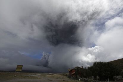 O vulcão Cotopaxi jorra cinzas e fumaça no parque nacional que está a seu ao redor.