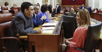 El portaveu de la gestora del PSOE, Mario Jiménez, i Susana Díaz.