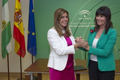 Micaela Navarro entrega de la cartera de Igualdad a Susana D&iacute;az.