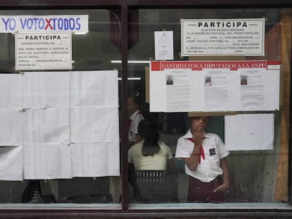 Un niño observa la calle desde un centro de votación en La Habana, el pasado 26 de marzo.