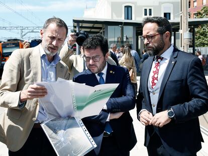 El presidente de la Generalitat, Pere Aragonés (c), junto al conseller de Territorio, Juli Fernàndez (d), y el director general de Conservación y Mantenimiento de Adif, Ángel Contreras (i), durante la visita realizada este lunes a la estación de tren de Gavà (Barcelona) para seguir la evolución de la avería de la red de Rodalies.