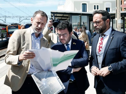 El presidente de la Generalitat, Pere Aragonés, entre el responsable de Mantenimiento de Adif, Ángel Contreras, y el consejero de Territorio, Juli Fernàndez, este lunes en Gavà.