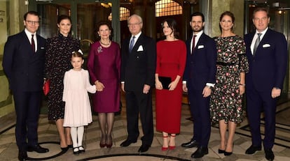 De izquierda a derecha, Victoria de Suecia, su marido, Daniel Westling, y su hija, la princesa Estelle, los reyes Silvia y Carlos Gustavo, los príncipes Sofia y Carlos Felipe y la princesa Magdalena y su marido, Chris O'Neill, el martes 18 de diciembre en una de las celebraciones del cumpleaños de la reina.