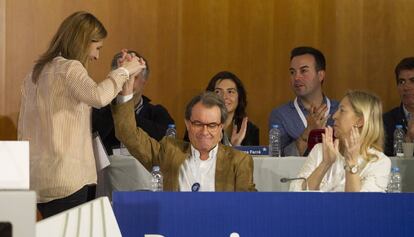 El expresidente de la Generalitat, y presidente del PDeCat, Artur Mas (c) saluda a la coordinadora general, Marta Pascal (i). 