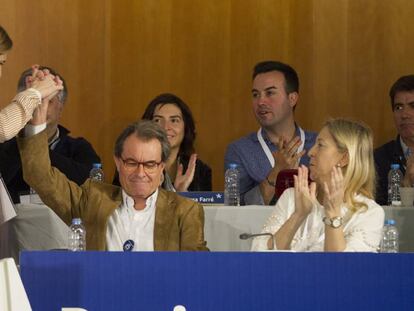 L'expresident de la Generalitat i president del PDeCat, Artur Mas, saluda la coordinadora general, Marta Pascal.