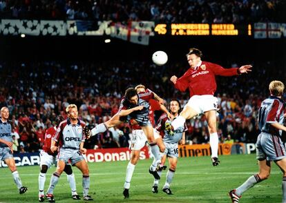 Teddy Sheringham, del Manchester United, cabecea en la final de la Champions de 1999. Se disputó en el Camp Nou y siempre será recordada por la remontada de los 'Red devils' al Bayern. Los alemanes vencían por un gol y el equipo inglés, en el descuento, le dio la vuelta al marcador.