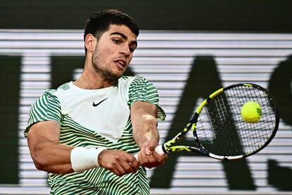 Alcaraz devuelve de revés durante el partido contra Shapovalov en la Chatrier.