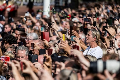 El público congregado en las calles de Londres sigue la comitiva que traslada el ataúd de Isabel II. 