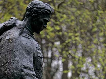 Un policía vigila el Soldado de Bronce en el cementerio militar de Tallin.