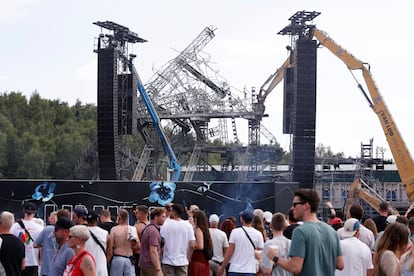 Los restos del escenario principal calcinado, justo detrás de la nueva estructura.