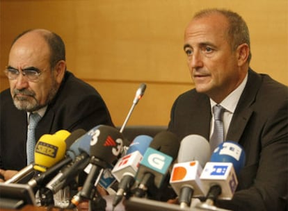 Miguel Sebastián (derecha) explica el plan 2000E con Jesús Candil.