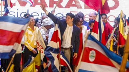 El presidente electo de Costa Rica, Carlos Alvardo (c), del Partido Acción Ciudadana, el pasado 1 de abril. 