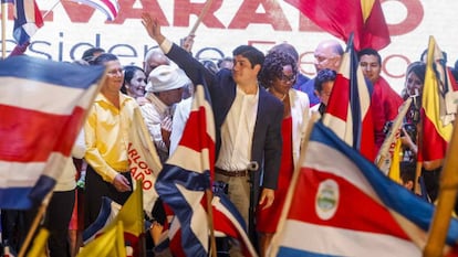 El presidente electo de Costa Rica, Carlos Alvardo (c), del Partido Acción Ciudadana, el pasado 1 de abril. 