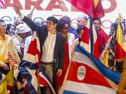 El presidente electo de Costa Rica, Carlos Alvardo (c), del Partido Acción Ciudadana, el pasado 1 de abril. 