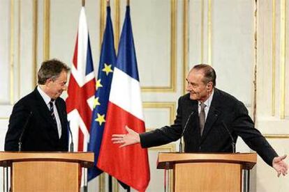 Tony Blair y Jacques Chirac, durante su conferencia de prensa de ayer después de reunirse en el palacio del Elíseo.